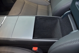 中央扶手箱空间