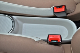 中央扶手箱空间