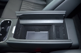 中央扶手箱空间