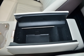 中央扶手箱空间