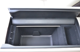 中央扶手箱空间