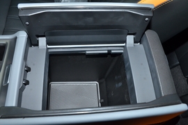 中央扶手箱空间