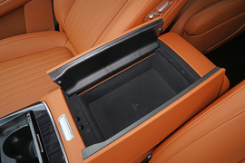 中央扶手箱空间