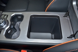 中央扶手箱空间