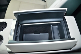 中央扶手箱空间