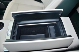 中央扶手箱空间