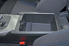 中央扶手箱空间