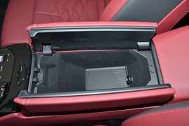 中央扶手箱空间