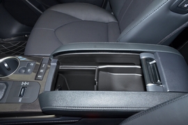 中央扶手箱空间