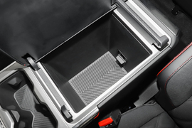 中央扶手箱空间