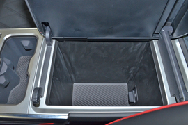 中央扶手箱空间