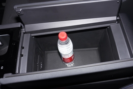 中央扶手箱空间