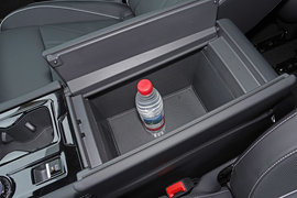 中央扶手箱空间