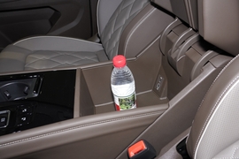 中央扶手箱空间