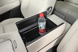 中央扶手箱空间