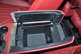 中央扶手箱空间