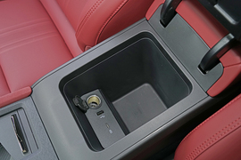 中央扶手箱空间