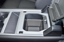 中央扶手箱空间