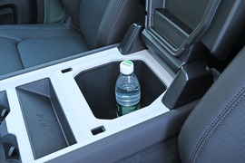 中央扶手箱空间