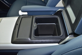 中央扶手箱空间