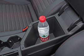 中央扶手箱空间