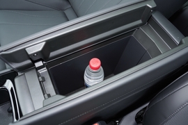 中央扶手箱空间