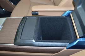 中央扶手箱空间