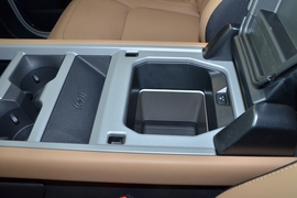 中央扶手箱空间