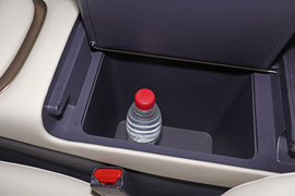 中央扶手箱空间