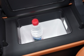 中央扶手箱空间