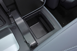 中央扶手箱空间