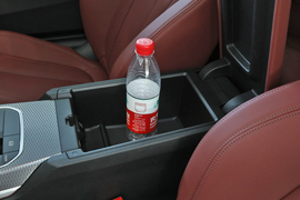 中央扶手箱空间