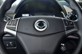 2014款双龙柯兰多2.0L汽油两驱舒适导航版