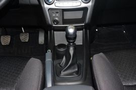 2014款双龙柯兰多2.0L汽油两驱舒适导航版