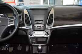 2014款双龙柯兰多2.0L汽油两驱舒适导航版