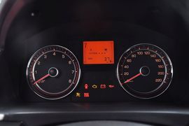 2014款双龙柯兰多2.0L汽油两驱舒适导航版