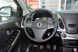 2014款双龙柯兰多2.0L汽油两驱舒适导航版