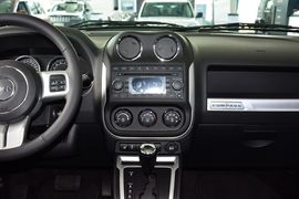 2014款Jeep指南者2.4L四驱豪华版