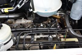 2014款上汽大通V80 2.5T傲运通短轴中顶