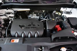 2013款三菱欧蓝德2.4L四驱豪华导航版5座