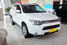2013款三菱欧蓝德2.4L四驱豪华导航版5座