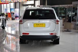 2013款三菱欧蓝德2.4L四驱豪华导航版5座