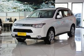 2013款三菱欧蓝德2.4L四驱豪华导航版5座
