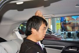 后排头部空间