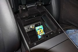 中央扶手箱空间