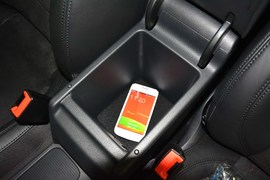 中央扶手箱空间