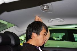 后排头部空间