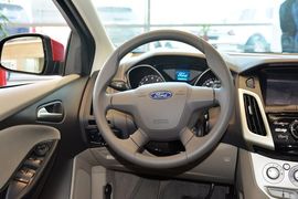 2012款福特福克斯三厢1.6L自动舒适型