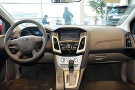 2012款福特福克斯三厢1.6L自动舒适型