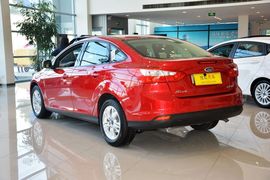 2012款福特福克斯三厢1.6L自动舒适型